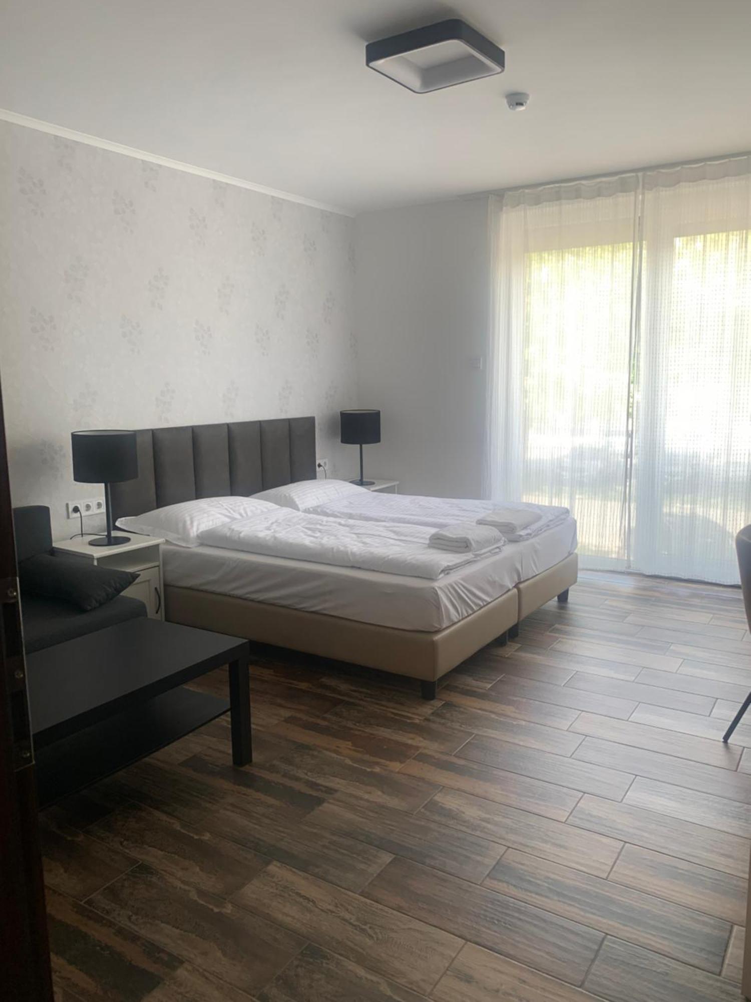 City Panzio Balatonlelle Exterior foto